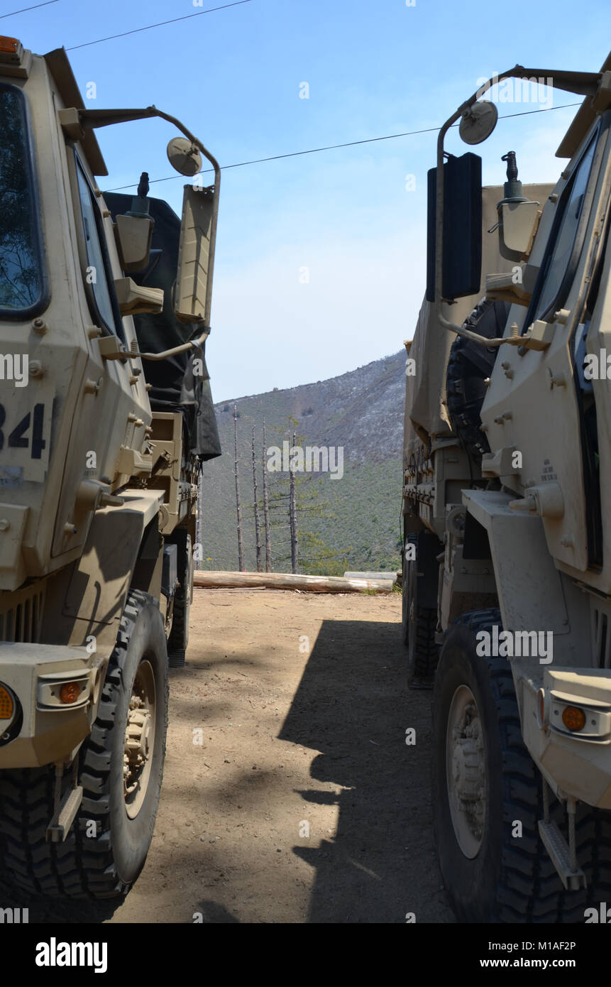 La Garde Nationale de Californie 578e bataillon du génie de la brigade et du 40e Bataillon de soutien Bridage déployer comme équipage main à l'appui de l'Soberanes incendie dans le comté de Monterey. Près de 400 soldats vivent au Toro County Park camp de base dans Salinas pendant leurs 29 jours, où tout, de l'équipement de sécurité incendie, l'hébergement et de loisirs est prévue pour eux. Chaque matin, les équipages des véhicules militaires voyage à divers points de chute sur la ligne de feu, de Carmel à Big Sur, pour travailler comme les pompiers et aider à contenir l'incendie 70 000 acres. Une fois sur un site, les soldats d'enfiler leur équipement de protection et de commencer Banque D'Images