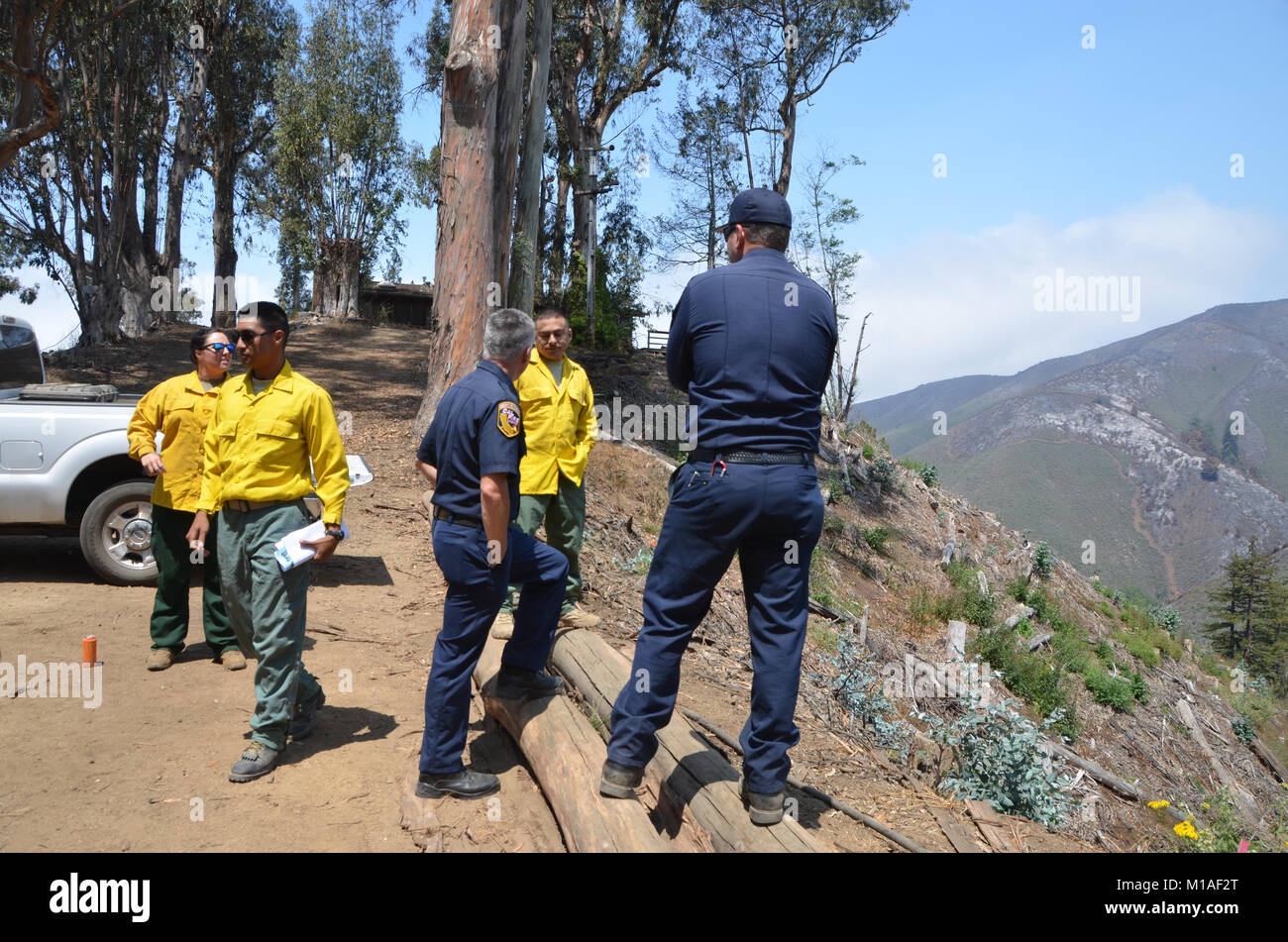 La Garde Nationale de Californie 578e bataillon du génie de la brigade et du 40e Bataillon de soutien Bridage déployer comme équipage main à l'appui de l'Soberanes incendie dans le comté de Monterey. Près de 400 soldats vivent au Toro County Park camp de base dans Salinas pendant leurs 29 jours, où tout, de l'équipement de sécurité incendie, l'hébergement et de loisirs est prévue pour eux. Chaque matin, les équipages des véhicules militaires voyage à divers points de chute sur la ligne de feu, de Carmel à Big Sur, pour travailler comme les pompiers et aider à contenir l'incendie 70 000 acres. Une fois sur un site, les soldats d'enfiler leur équipement de protection et de commencer Banque D'Images