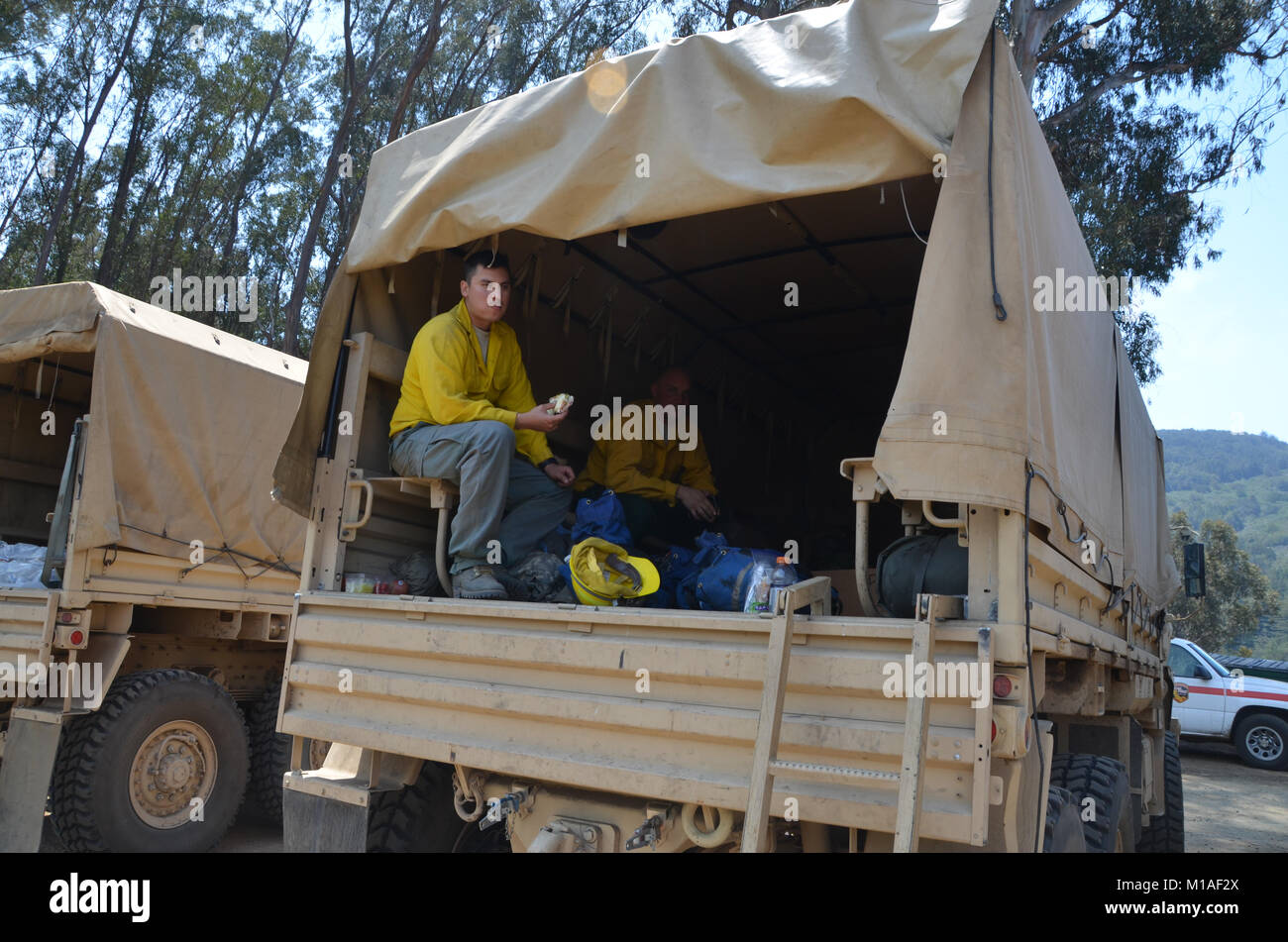 La Garde Nationale de Californie 578e bataillon du génie de la brigade et du 40e Bataillon de soutien Bridage déployer comme équipage main à l'appui de l'Soberanes incendie dans le comté de Monterey. Près de 400 soldats vivent au Toro County Park camp de base dans Salinas pendant leurs 29 jours, où tout, de l'équipement de sécurité incendie, l'hébergement et de loisirs est prévue pour eux. Chaque matin, les équipages des véhicules militaires voyage à divers points de chute sur la ligne de feu, de Carmel à Big Sur, pour travailler comme les pompiers et aider à contenir l'incendie 70 000 acres. Une fois sur un site, les soldats d'enfiler leur équipement de protection et de commencer Banque D'Images