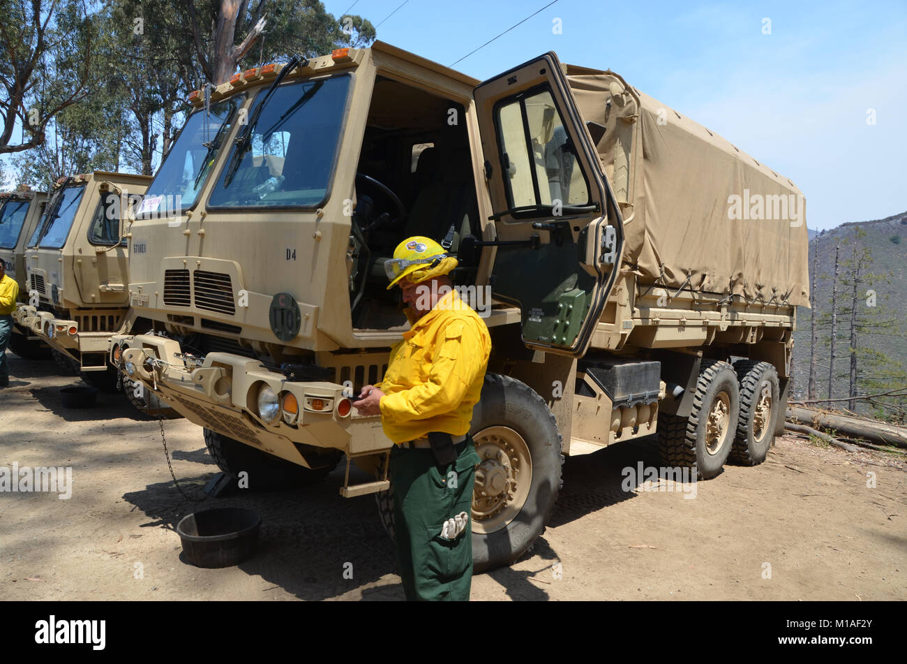 La Garde Nationale de Californie 578e bataillon du génie de la brigade et du 40e Bataillon de soutien Bridage déployer comme équipage main à l'appui de l'Soberanes incendie dans le comté de Monterey. Près de 400 soldats vivent au Toro County Park camp de base dans Salinas pendant leurs 29 jours, où tout, de l'équipement de sécurité incendie, l'hébergement et de loisirs est prévue pour eux. Chaque matin, les équipages des véhicules militaires voyage à divers points de chute sur la ligne de feu, de Carmel à Big Sur, pour travailler comme les pompiers et aider à contenir l'incendie 70 000 acres. Une fois sur un site, les soldats d'enfiler leur équipement de protection et de commencer Banque D'Images