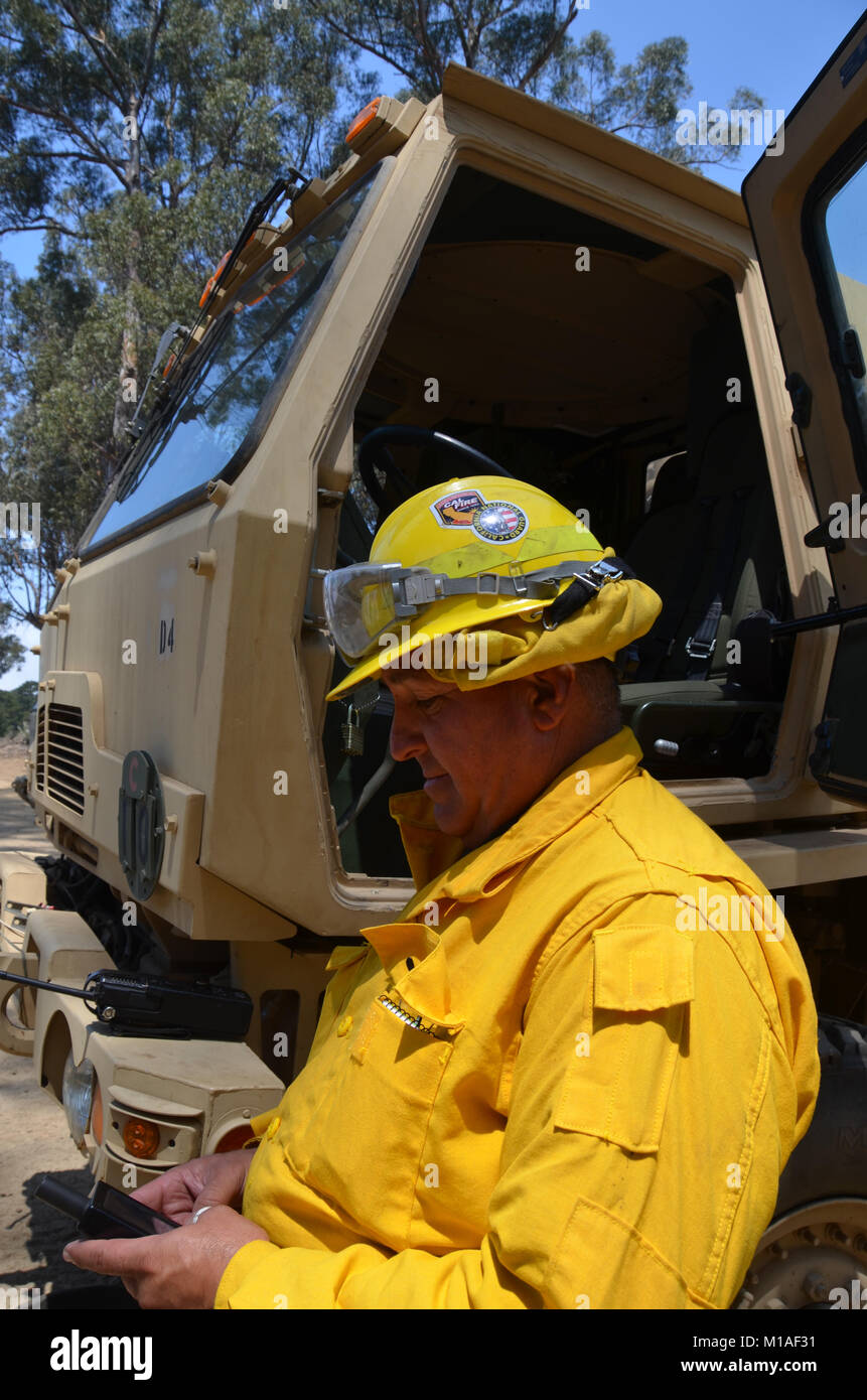 La Garde Nationale de Californie 578e bataillon du génie de la brigade et du 40e Bataillon de soutien Bridage déployer comme équipage main à l'appui de l'Soberanes incendie dans le comté de Monterey. Près de 400 soldats vivent au Toro County Park camp de base dans Salinas pendant leurs 29 jours, où tout, de l'équipement de sécurité incendie, l'hébergement et de loisirs est prévue pour eux. Chaque matin, les équipages des véhicules militaires voyage à divers points de chute sur la ligne de feu, de Carmel à Big Sur, pour travailler comme les pompiers et aider à contenir l'incendie 70 000 acres. Une fois sur un site, les soldats d'enfiler leur équipement de protection et de commencer Banque D'Images