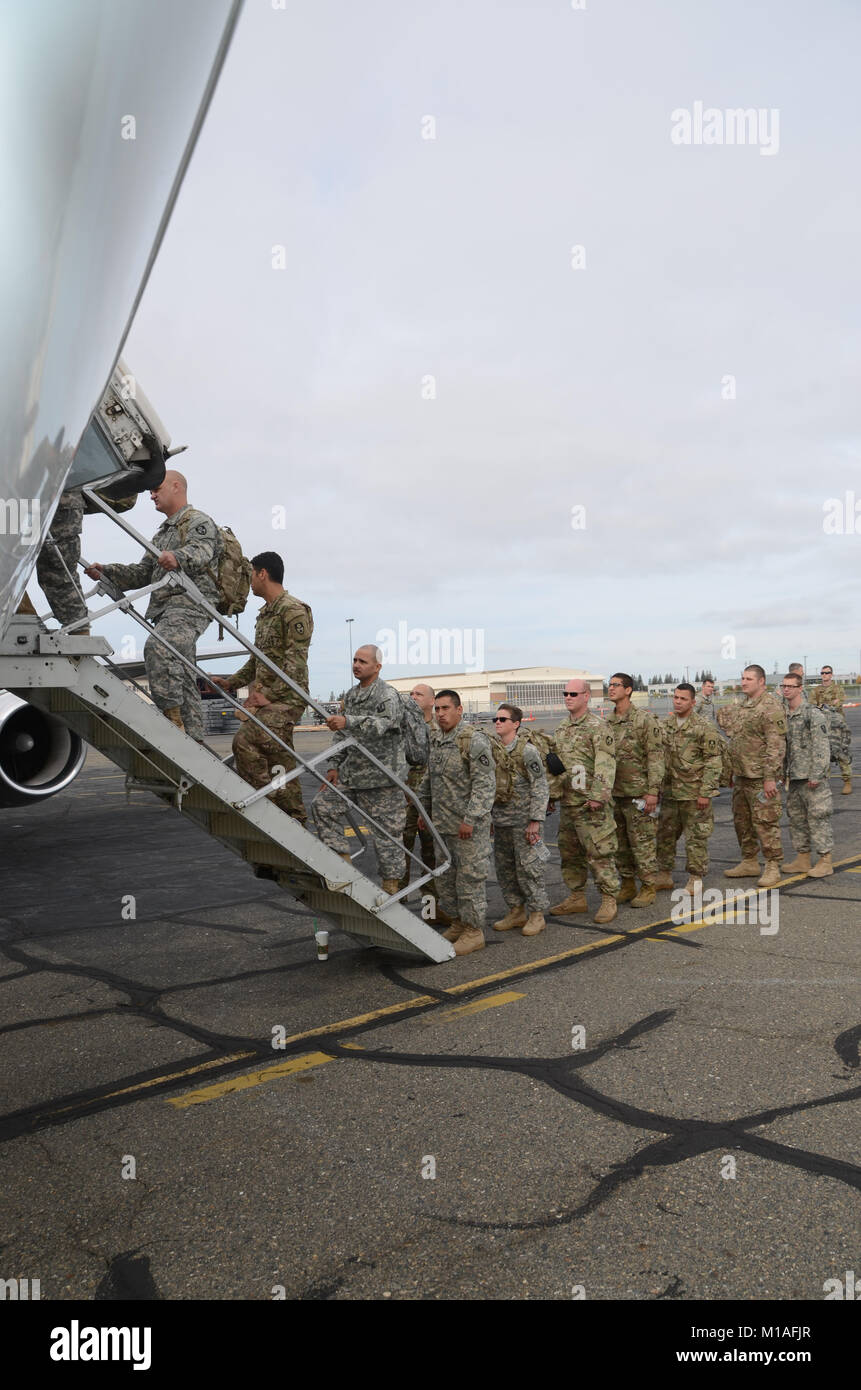 Les soldats de la Garde nationale d'Armée de Californie à partir de la 649e Engineer Co. arrivent à la Mather Flight Facility, le 6 novembre 2016, à la tête de leur formation premobilization, sur leur façon d'un déploiement au Moyen-Orient où ils ont l'intention de travailler sur l'amélioration des infrastructures comme les routes et les aérodromes et aussi des projets comme des structures de protection de la force. (U.S. La Garde nationale de l'armée photo par le Sgt Major de l'armée. Rafael H. Rodriguez Jr., sorti) Banque D'Images