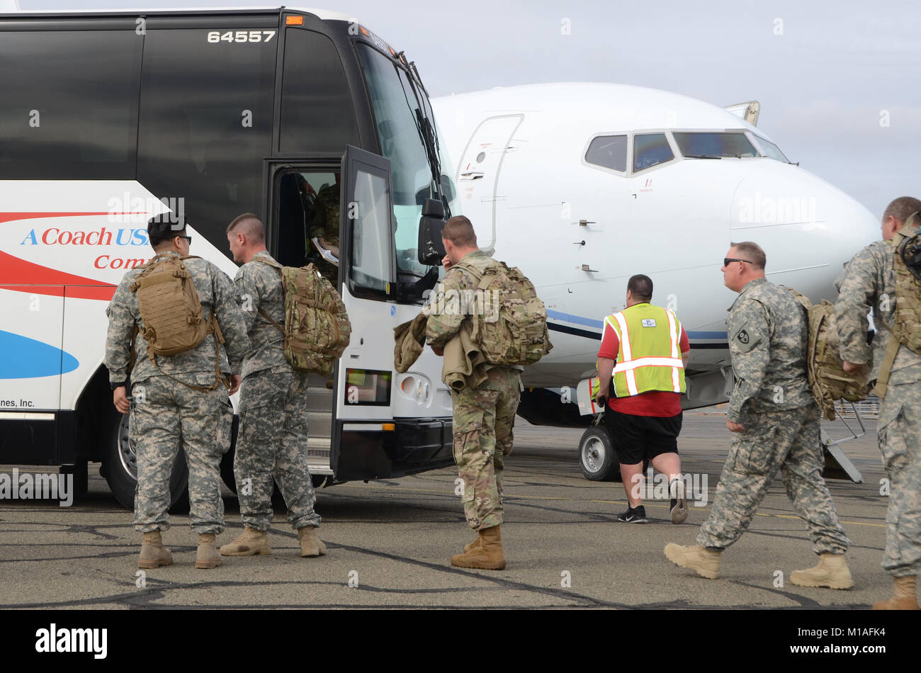 Les soldats de la Garde nationale d'Armée de Californie à partir de la 649e Engineer Co. arrivent à la Mather Flight Facility, le 6 novembre 2016, à la tête de leur formation premobilization, sur leur façon d'un déploiement au Moyen-Orient où ils ont l'intention de travailler sur l'amélioration des infrastructures comme les routes et les aérodromes et aussi des projets comme des structures de protection de la force. (U.S. La Garde nationale de l'armée photo par le Sgt Major de l'armée. Rafael H. Rodriguez Jr., sorti) Banque D'Images