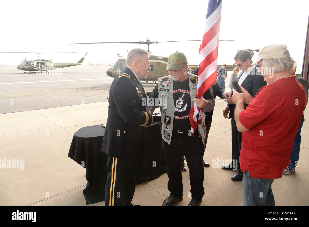 Les anciens combattants ont été honorés lors de la célébration de la Journée des anciens combattants de 2016 à Mather Field, en Californie. Les membres de l'auditoire vu comme une grande plaque, honorant les pilotes, l'équipage, le personnel de maintenance et du personnel médical qui ont servi pendant la guerre du Viet Nam, a été livré par un hélicoptère UH-1 Huey. Veteran's ont également été honoré avec une goupille spéciale recogonizing leur service à leur pays. Photos de l'US Air Force Master Sgt. David J. Loeffler. Banque D'Images