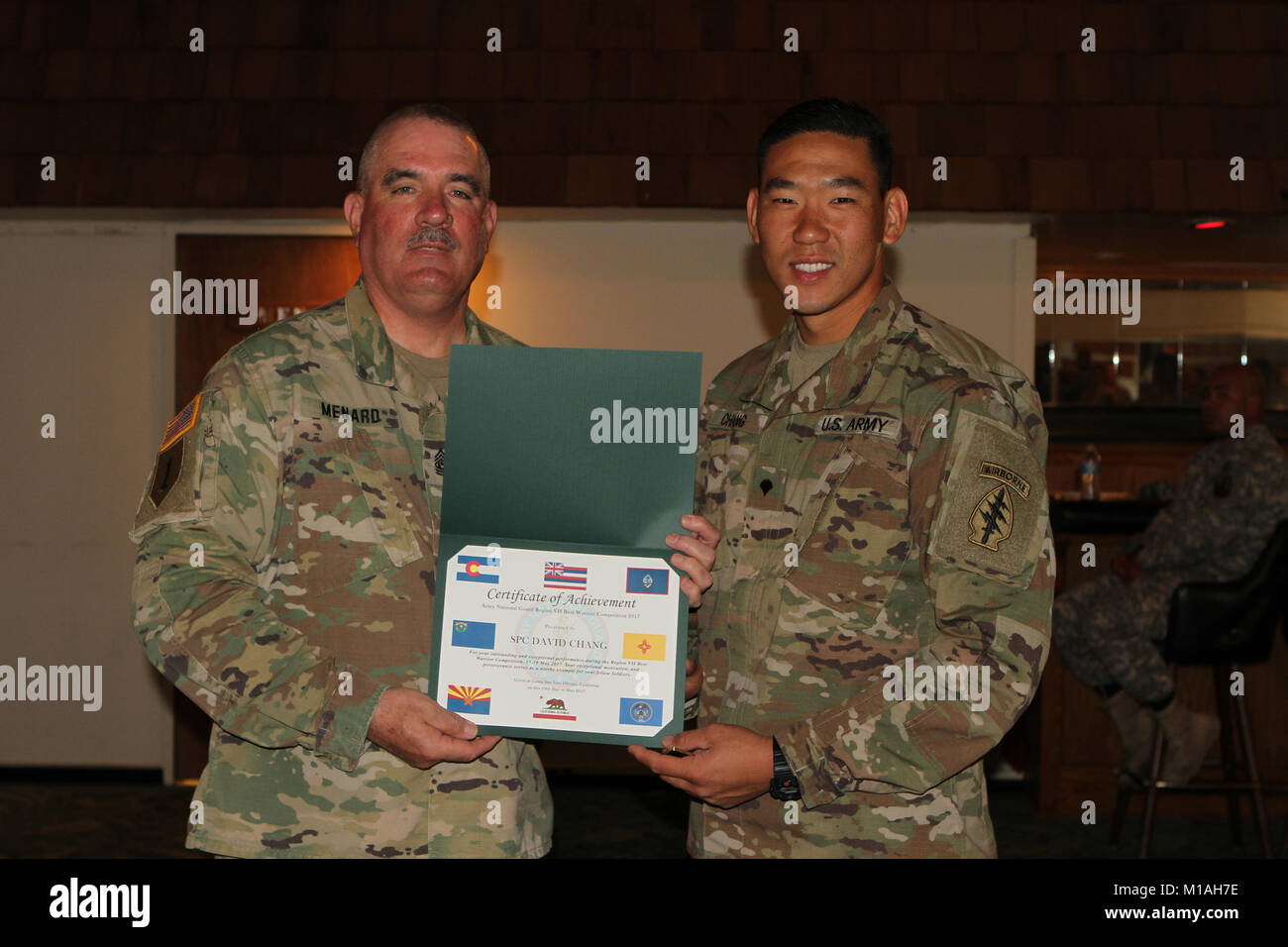 La CPS. David Chang, droite, de la Garde nationale de Californie accepte sa deuxième place à partir de la commande de certificat Soldat Sgt. Le major Joseph Menard, senior advisor, enrôlé Army National Guard de la Californie, le 19 mai 2017 au cours de la région de Garde Nationale d'armée VII CONCOURS Meilleur Guerrier Awards Banquet au Camp San Luis Obispo, Californie. (U.S. Photo de la Garde nationale par le sergent. Eddie Sigüenza) Banque D'Images