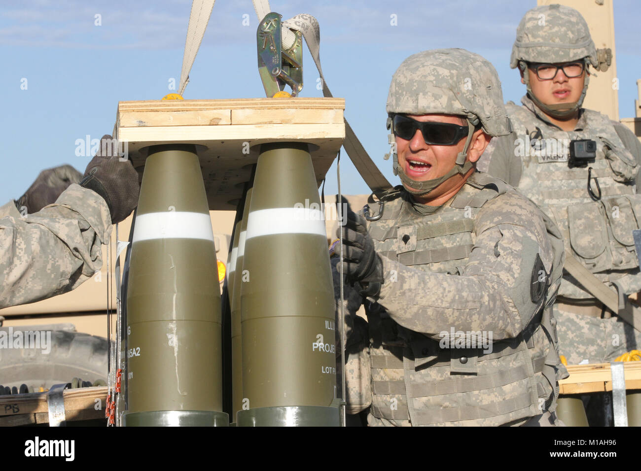 La CPS. Luis Urias, avant, et fournisseur de la CPS. Max Castillo (à gauche, non illustré) de la Garde nationale de Californie 1er Bataillon, du 144e Régiment d'artillerie de 155 mm, vis de projectiles à partir d'un lit et d'attendre le 21 juillet au cours de l'entraînement du 144e à la formation annuelle du Centre de formation national, Fort Irwin, en Californie. Partner FPC. Juan Valenzuela est en arrière. (Photo/Garde nationale d'armée le s.. Eddie Sigüenza) Banque D'Images