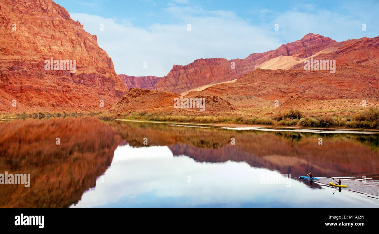 Kayak sur l'eaux miroitantes du Colorado près de Lees Ferry en Arizona Banque D'Images