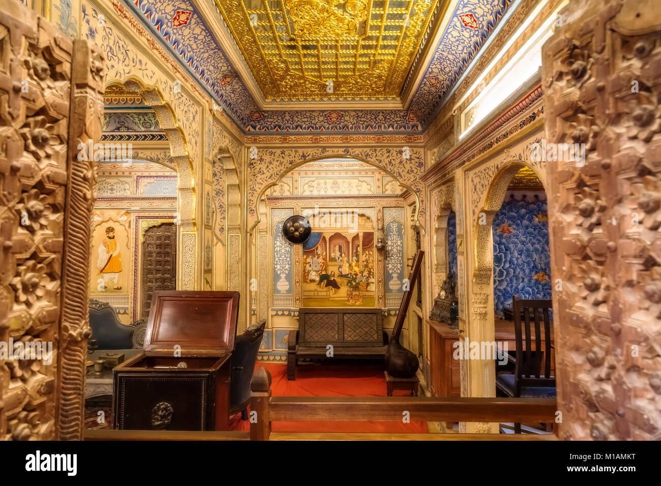 Les travaux d'art et Rajasthani wall art peintures de palais royal prix intérieur à l'immeuble du patrimoine Patwon Ki Haveliyan à Jaisalmer Rajasthan. Banque D'Images