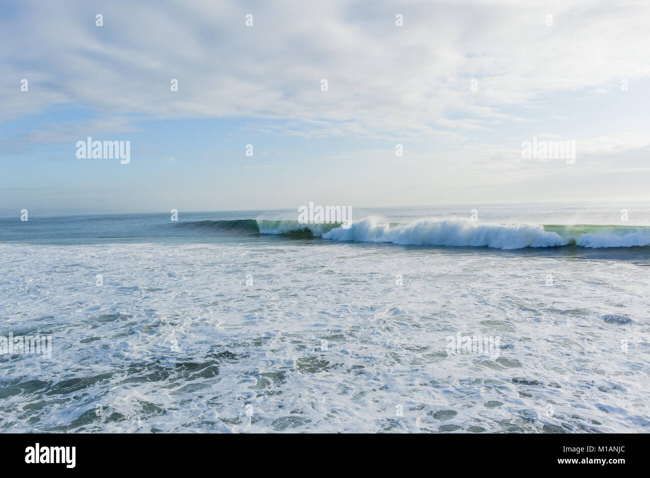 L'été s'écraser des vagues d'océan nuages soleil panoramique sur paysage horizon Banque D'Images