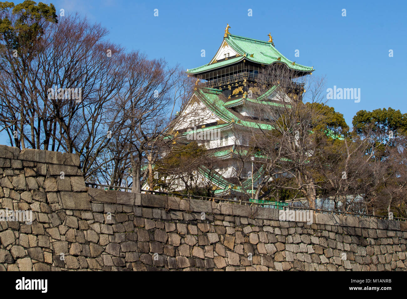 (27 janvier 2018) Japon Osaka Osaka Castle tour principale et son mur de pierre Banque D'Images