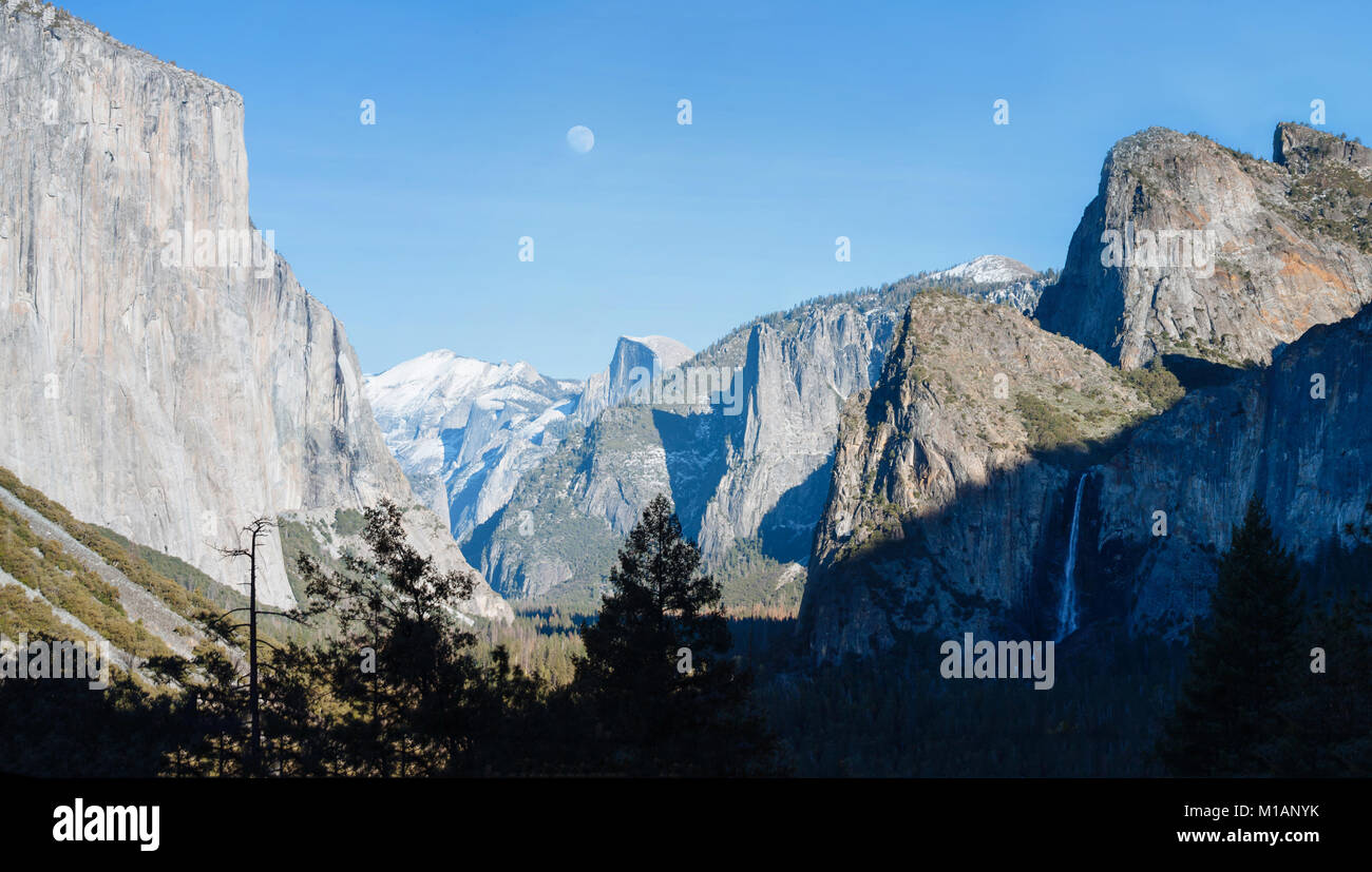 Vue de Tunnel de Yosemite et la Lune Banque D'Images