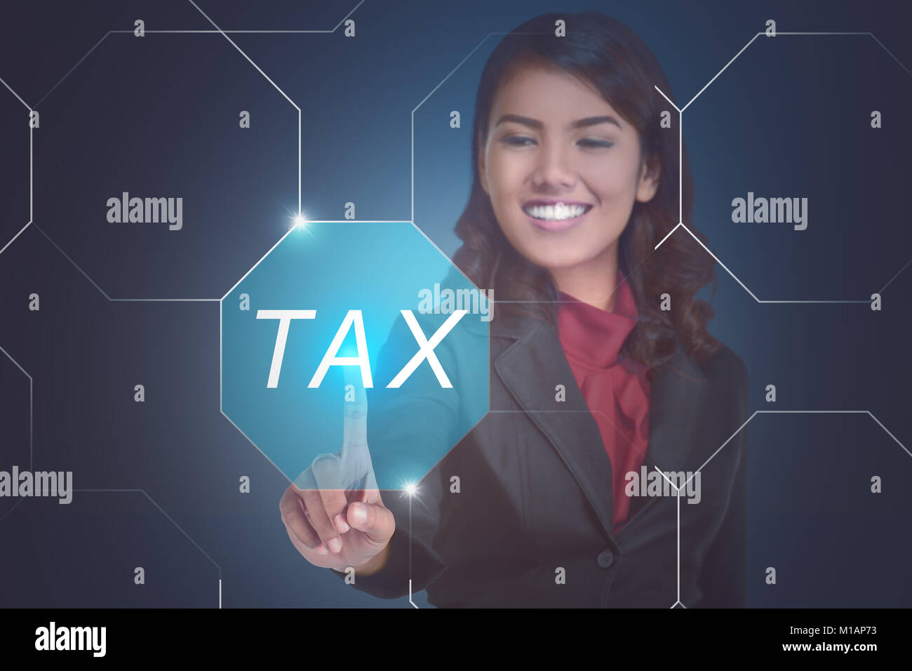 Young Asian business woman choosing Taxe sur écran tactile virtuel sur fond bleu Banque D'Images