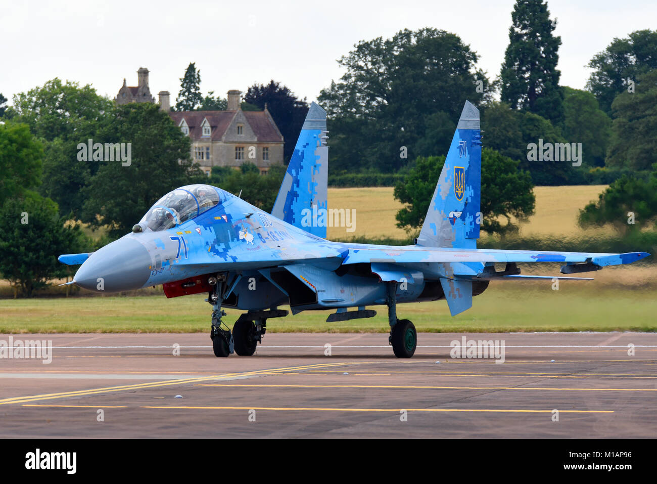 L'Armée de l'air ukrainienne Sukhoi Su-27UB Flanker 71 plan bleu au sol de la RAF Royal International Air Tattoo de Fairford meeting aérien. Les Forces armées de l'Ukraine Banque D'Images