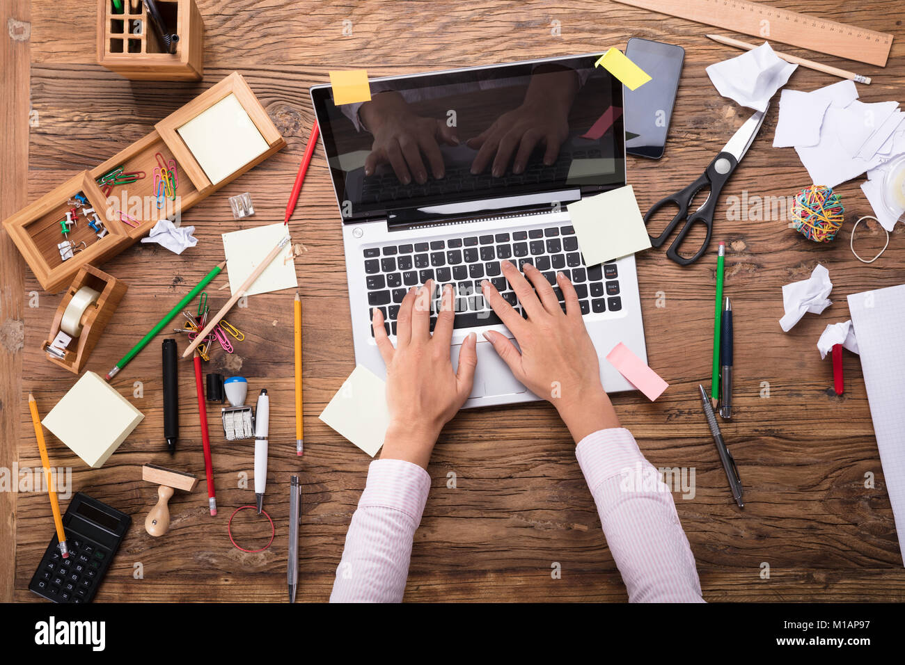Portrait d'une femme à la main sur un ordinateur portable de travail salissant Banque D'Images