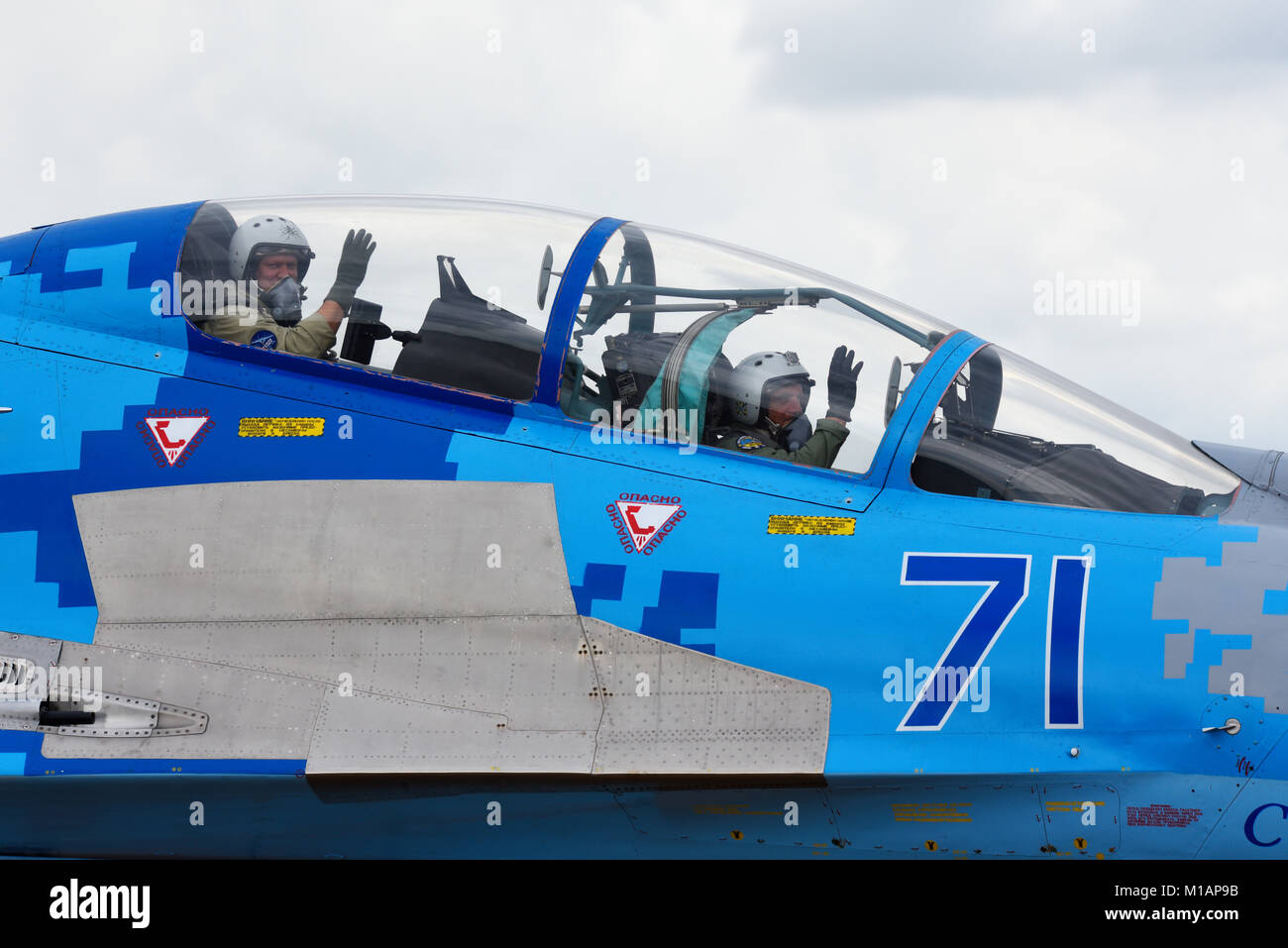 L'Armée de l'air ukrainienne Sukhoi Su-27UB Flanker 71 plan bleu au sol de la RAF Royal International Air Tattoo de Fairford meeting aérien. Les Forces armées de l'Ukraine Banque D'Images