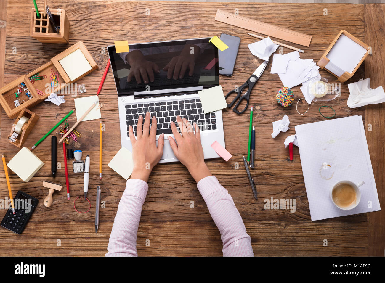 Portrait d'une femme à la main sur un ordinateur portable de travail salissant Banque D'Images