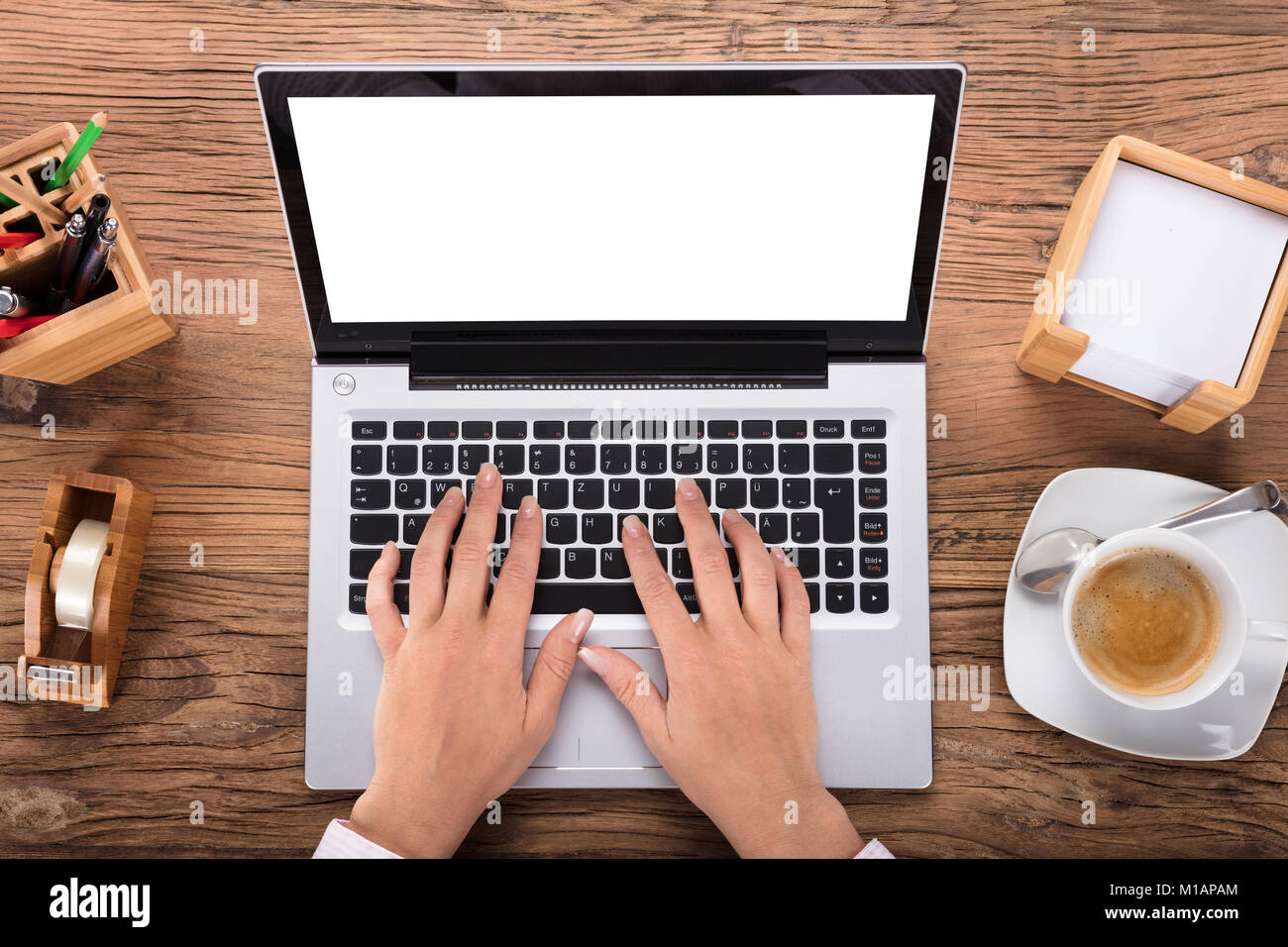 Close-up of a Businesswoman Using Laptop On Desk Banque D'Images
