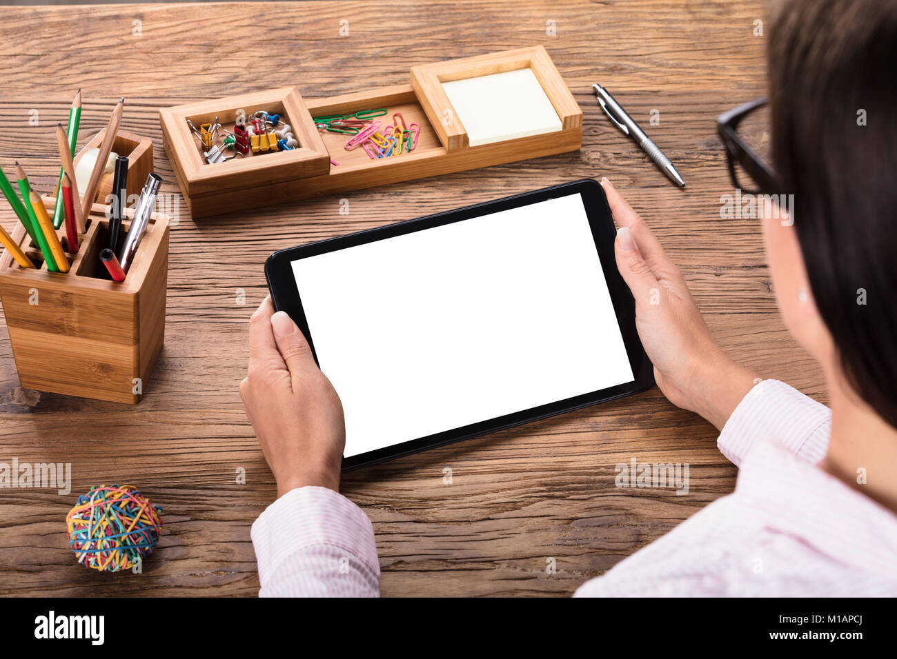 Close-up of a Businesswoman Looking At Digital Tablet sur bureau en bois Banque D'Images