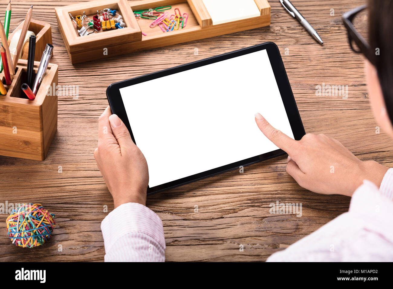 Close-up of a Businesswoman Looking At Digital Tablet sur bureau en bois Banque D'Images