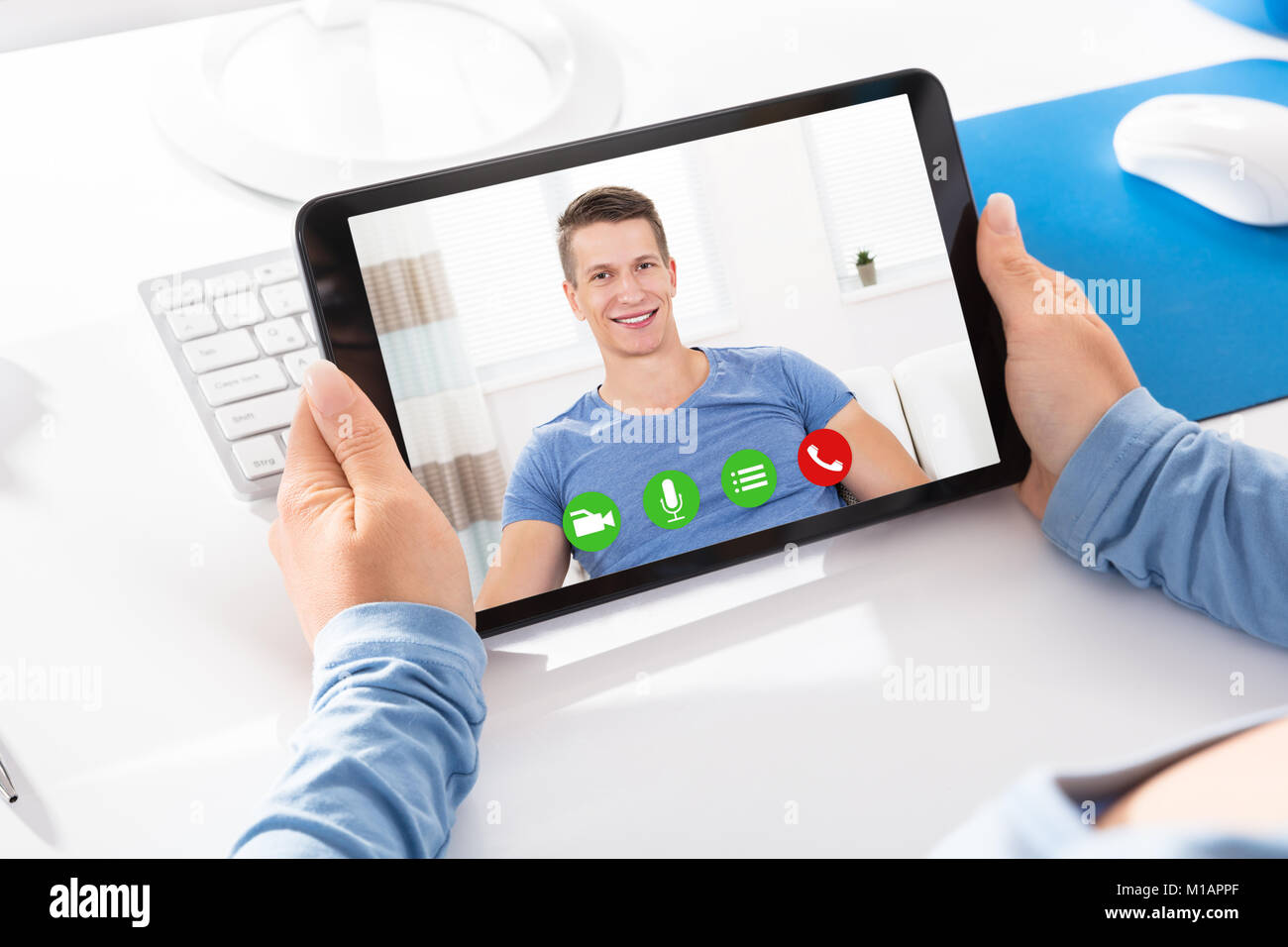 Close-up of woman doing chat vidéo avec un jeune homme Banque D'Images