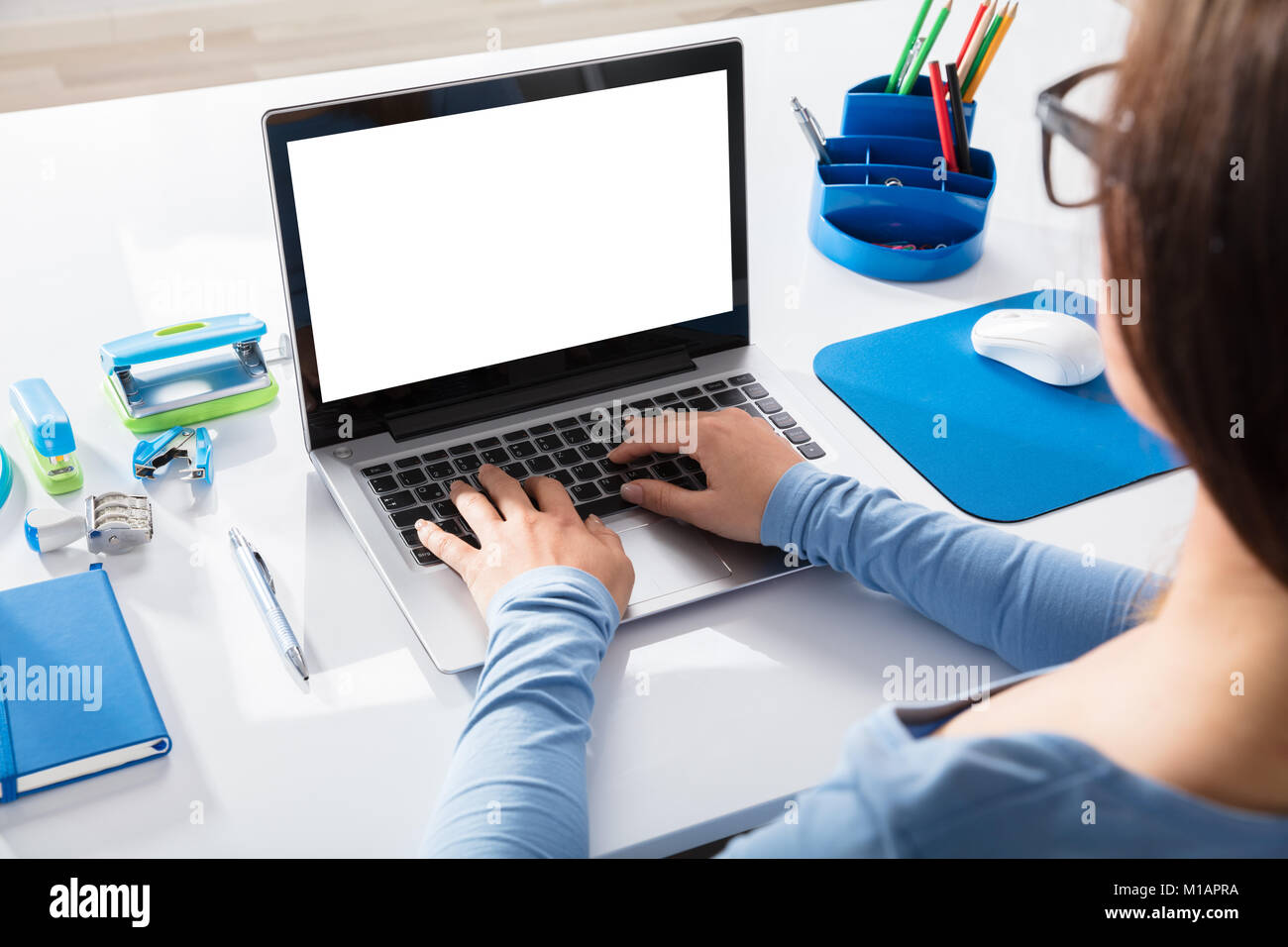 Close-up of a Woman Working On Laptop sur le lieu de travail Banque D'Images