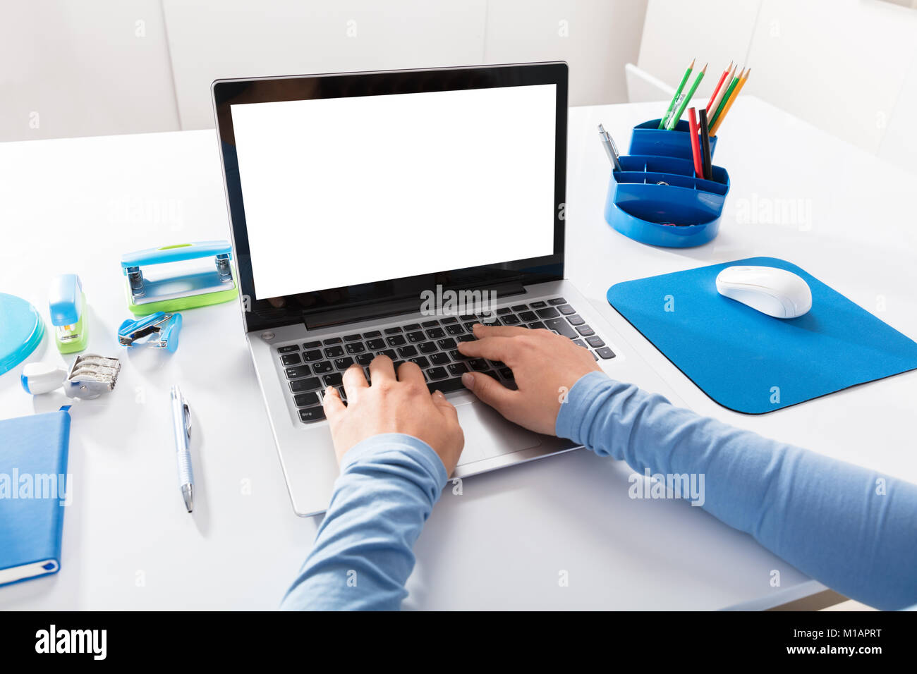 Close-up of a Woman Working On Laptop sur le lieu de travail Banque D'Images