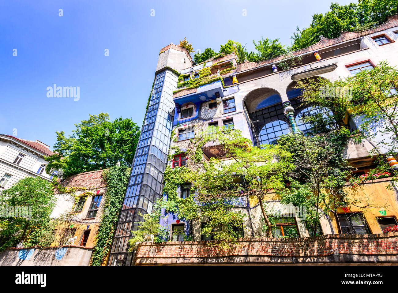 Vienne, AUTRICHE - 2e août 2015 : une vue de l'extérieur des bâtiments de Hundertwasserhaus, monument expressionniste à Vienne pendant la journée. Banque D'Images