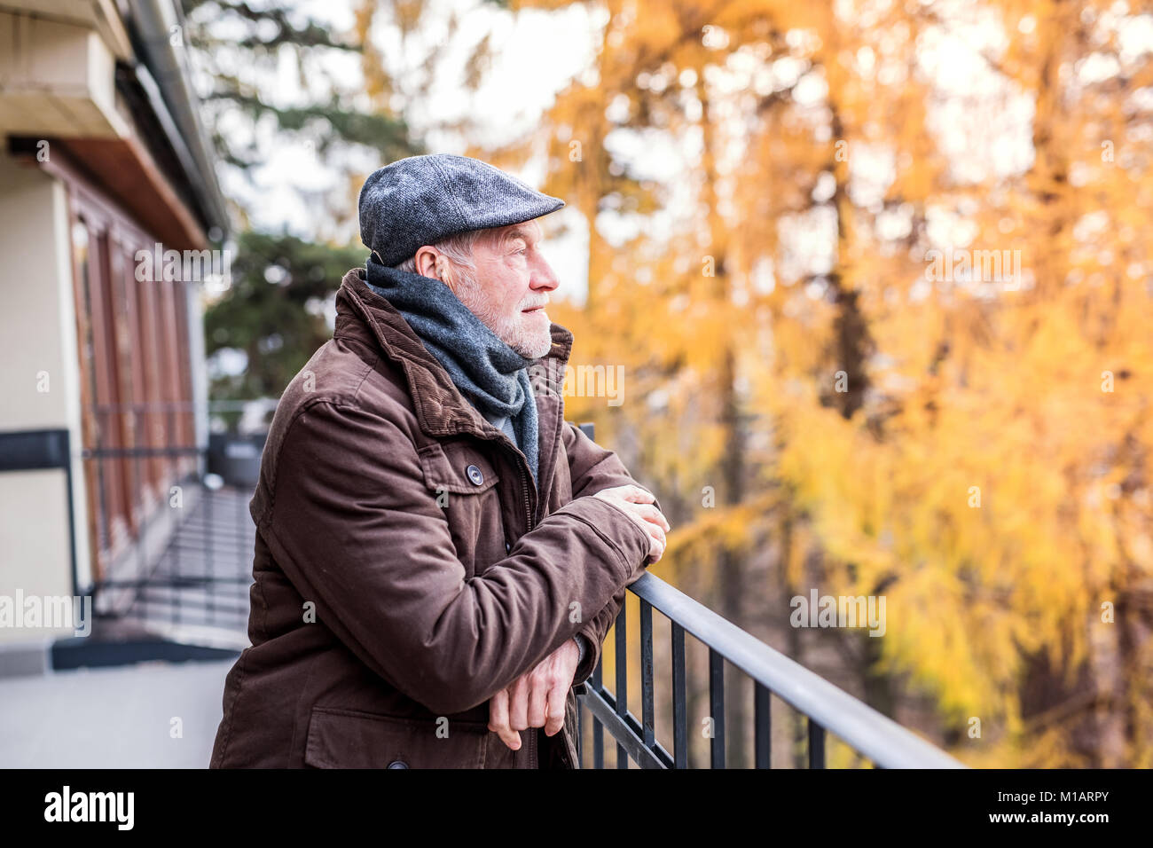 Man, lors d'une promenade en ville. Banque D'Images