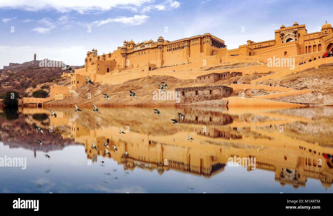 Fort Amer Jaipur Rajasthan Inde avec de l'eau la réflexion. Fort Amber Jaipur est un site classé au Patrimoine Mondial Banque D'Images