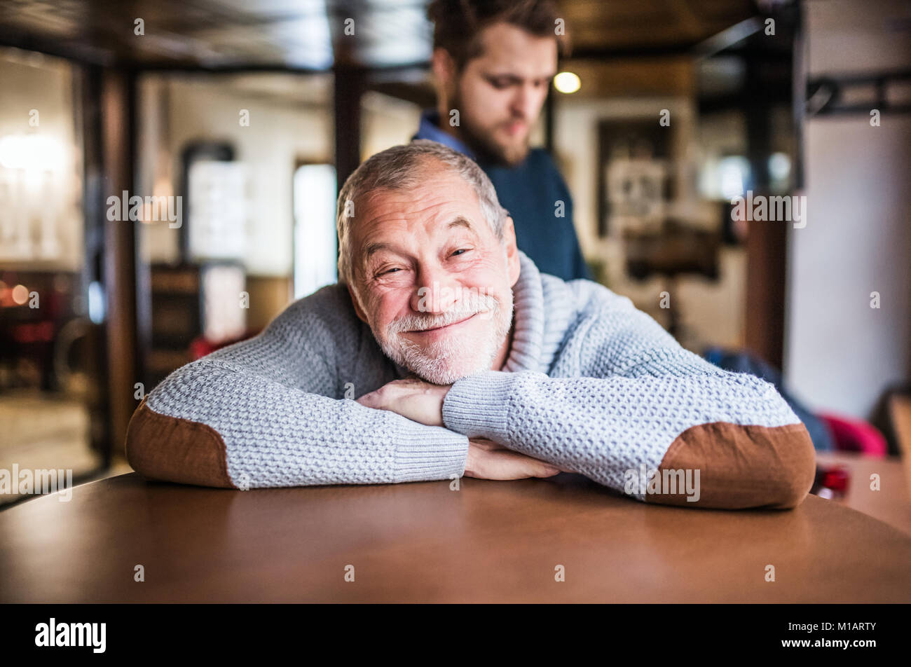 Les père et son jeune fils dans un pub. Banque D'Images