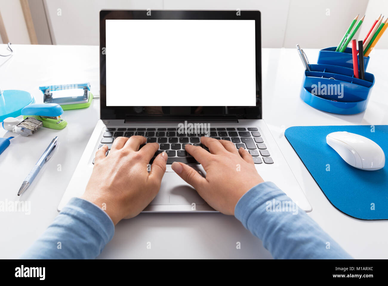 Close-up of a Woman Working On Laptop sur le lieu de travail Banque D'Images