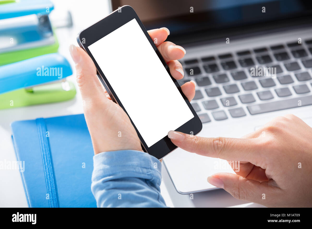 Close-up of a Woman Holding Smart Phone dans la main avec écran vide Banque D'Images