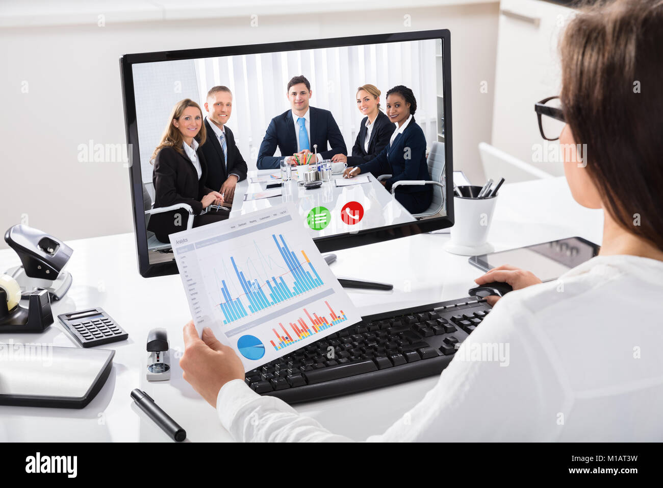 Femme discuter graphique avec ses collègues sur la vidéo conférence sur l'ordinateur au travail Banque D'Images