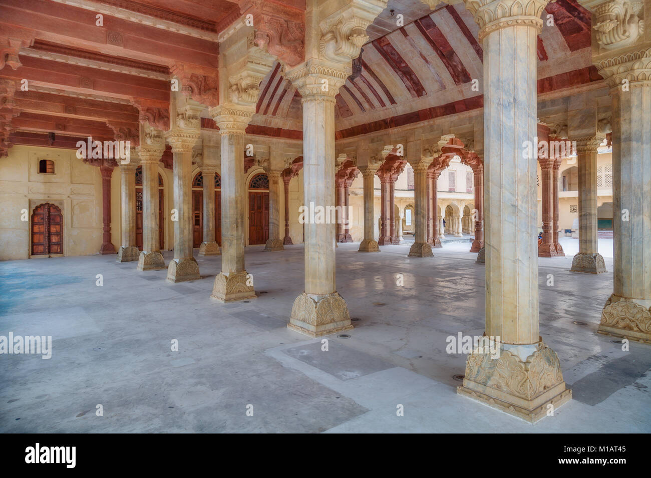 Fort Amber avec hall columned structure connue sous le Diwan-i-Aam le hall de l'auditoire à Jaipur, Rajasthan Inde. Banque D'Images