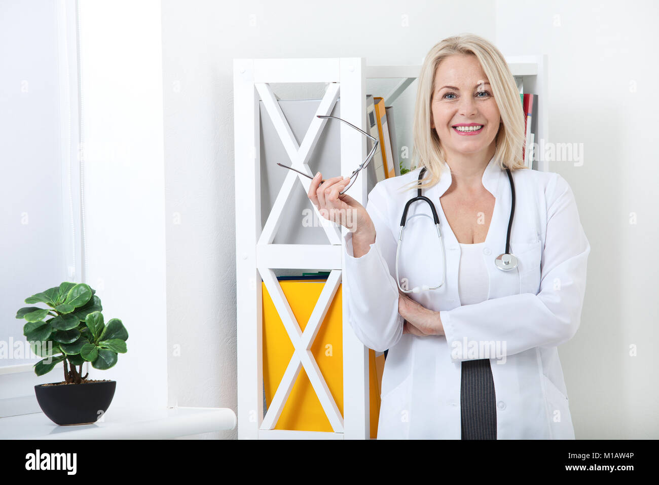 Portrait de friendly female doctor smiling Banque D'Images