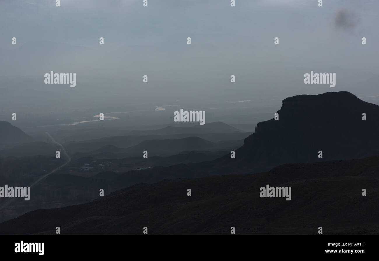 Sombre brouillard sur la montagne Banque D'Images