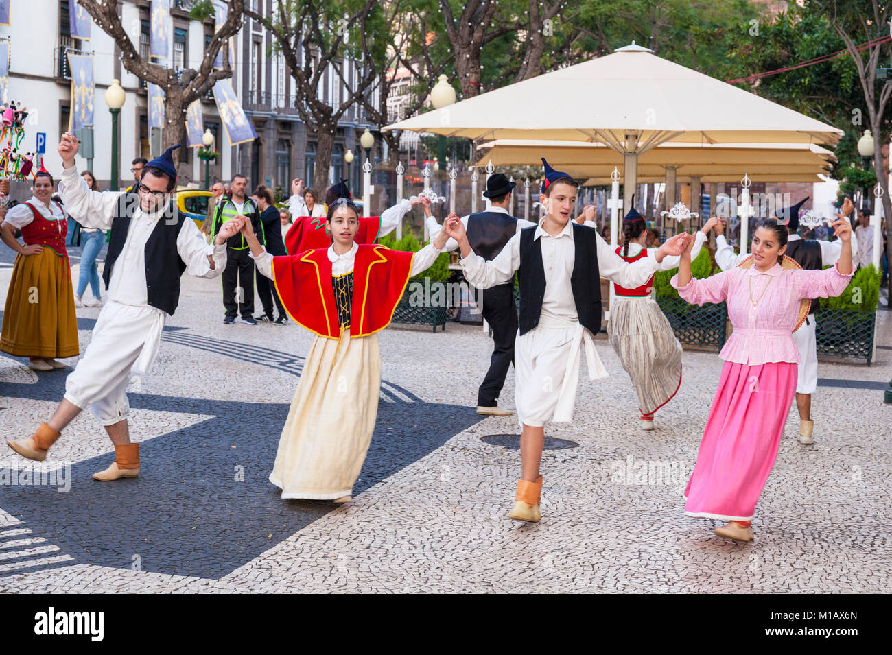 Funchal Madère Madère Madère portugal danse folklorique funchal musiciens folk et folk dancers performing dans le centre de Funchal, Madeira, Portugal Banque D'Images