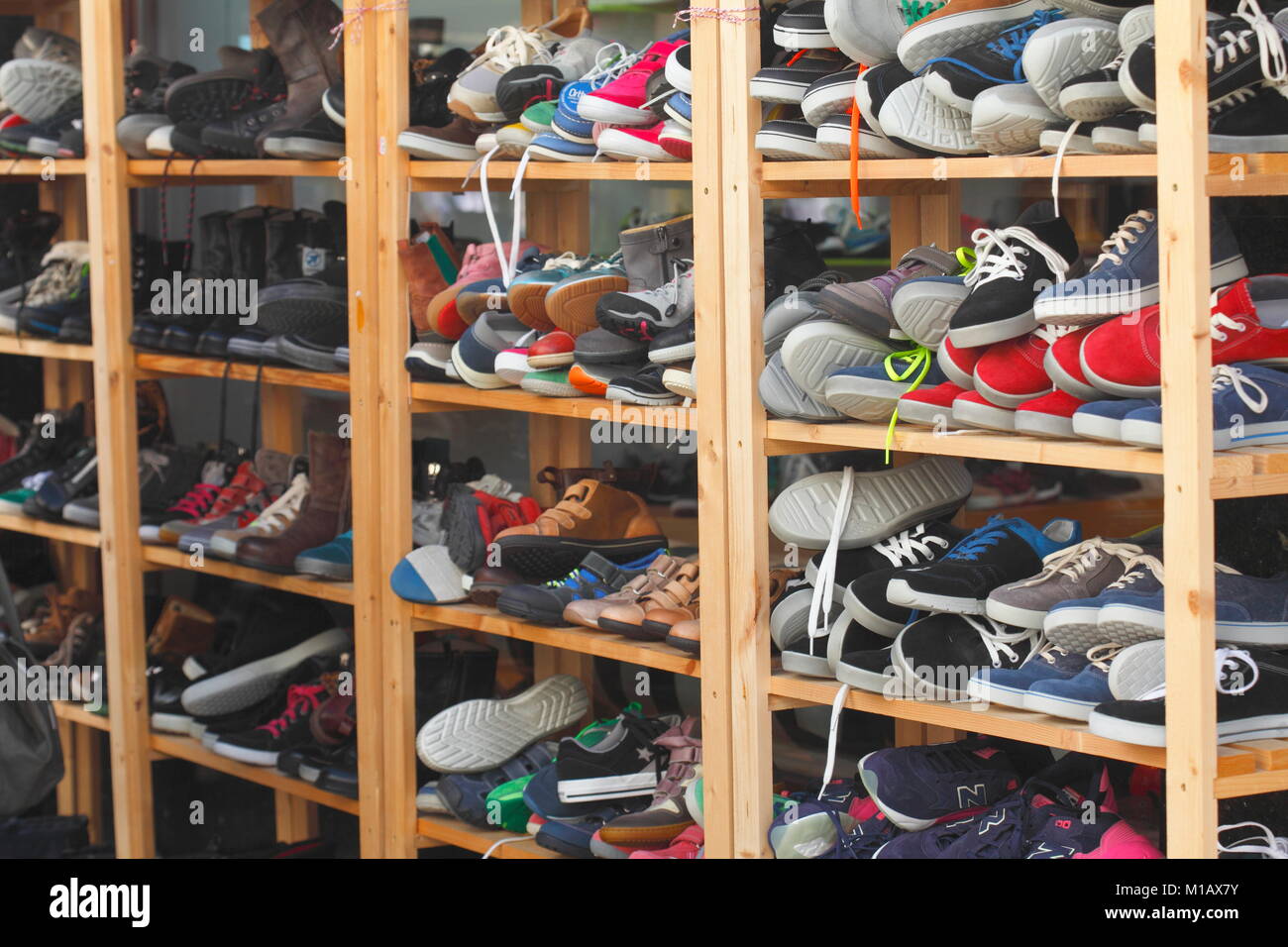 Service de l'écart avec l'été chaussures avant d'un magasin de chaussures, à Oldenburg Oldenburg, Basse-Saxe, Allemagne, Europe, j'Schuhregal Sommerschuhen mit vor einem Sc Banque D'Images