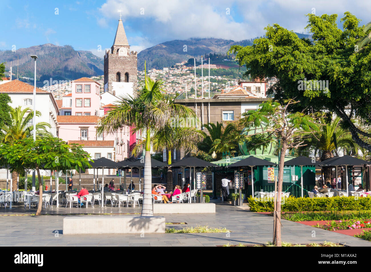 Madère PORTUGAL MADÈRE FUNCHAL PORTUGAL touristes assis dans un café en bord de mer le long de la promenade à Funchal Madeira portugal Europe de l'UE Banque D'Images