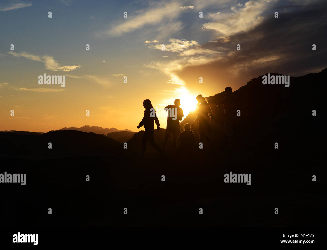 Les voyageurs pour le coucher du soleil dans le Wadi Rum, Jordanie. Banque D'Images