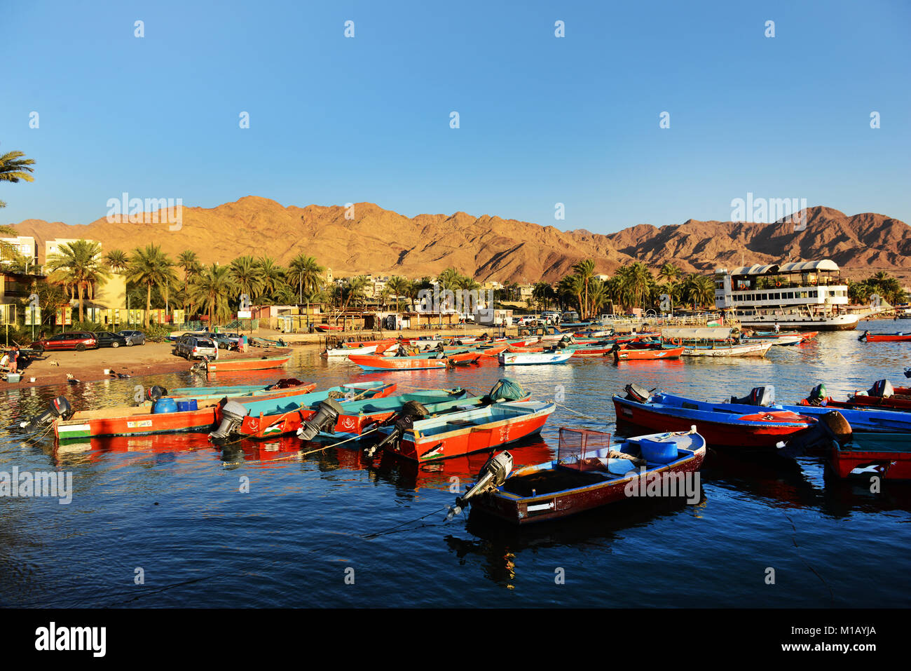 Petits bateaux de pêche à Aqaba, Jordanie. Banque D'Images