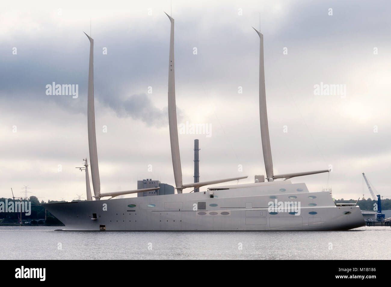 Yacht à voile à la 'White Pearl', 'A' Yacht en difficulté dans le port de Kiel, Allemagne, 25 Septembre 2015 Banque D'Images