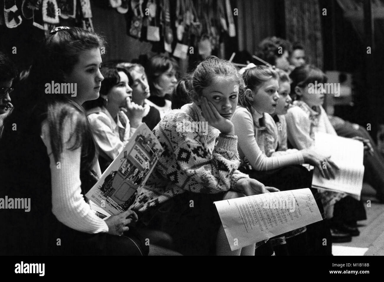 Les jeunes filles d'attendre à effectuer sur la scène du village hall petit eisteddfod Llangynidr Powys Pays de Galles UK Banque D'Images