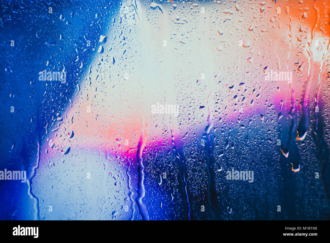 Gouttes de pluie sur un fond multicolore brouillée. Banque D'Images