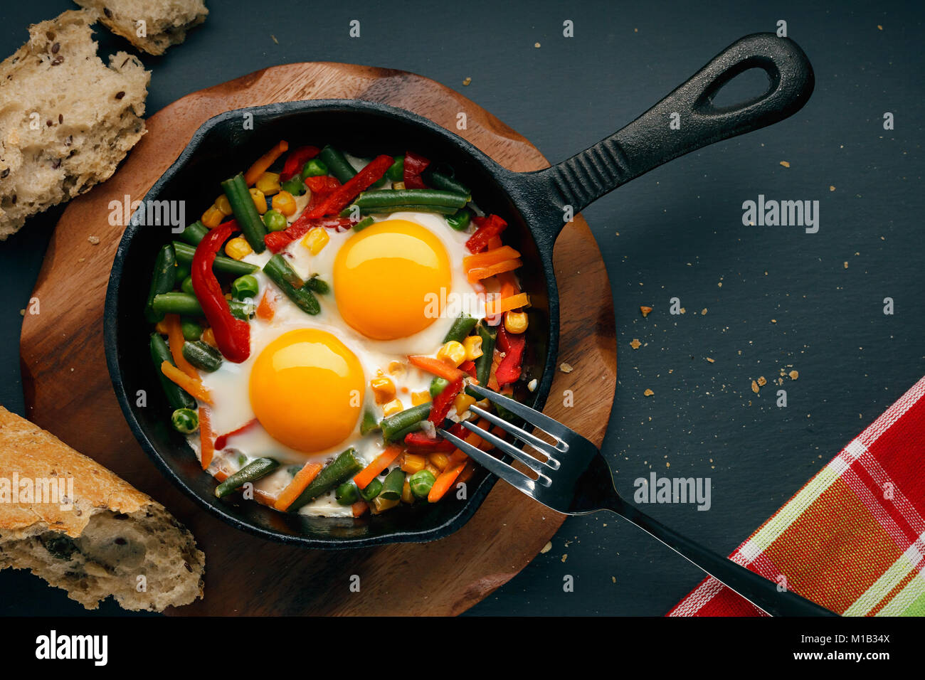 Oeufs frits dans une fonte Banque D'Images