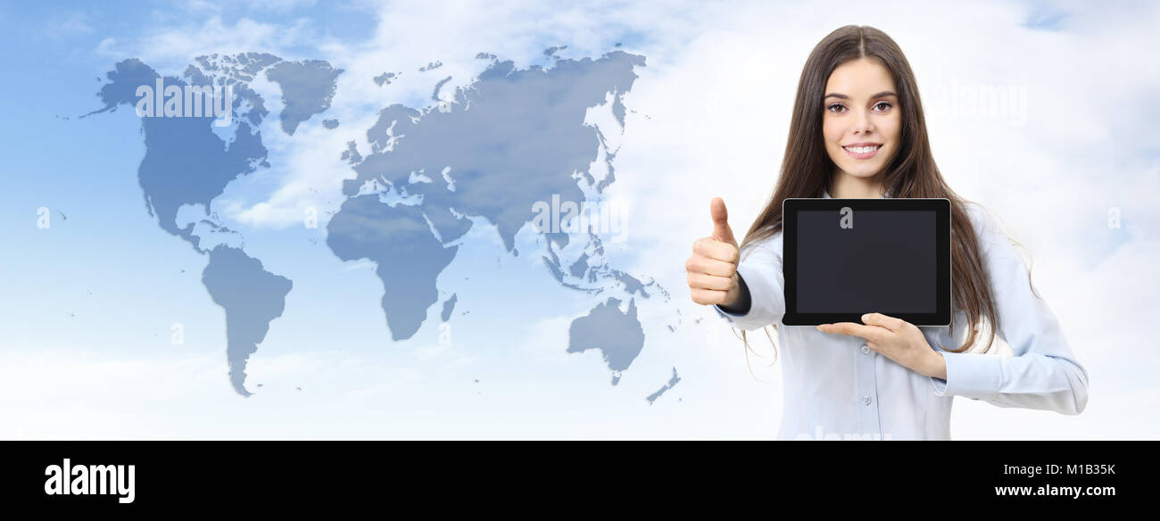 Et de contact international travel concept femme souriante avec comme thumb up montrant digital tablet on world map background Banque D'Images