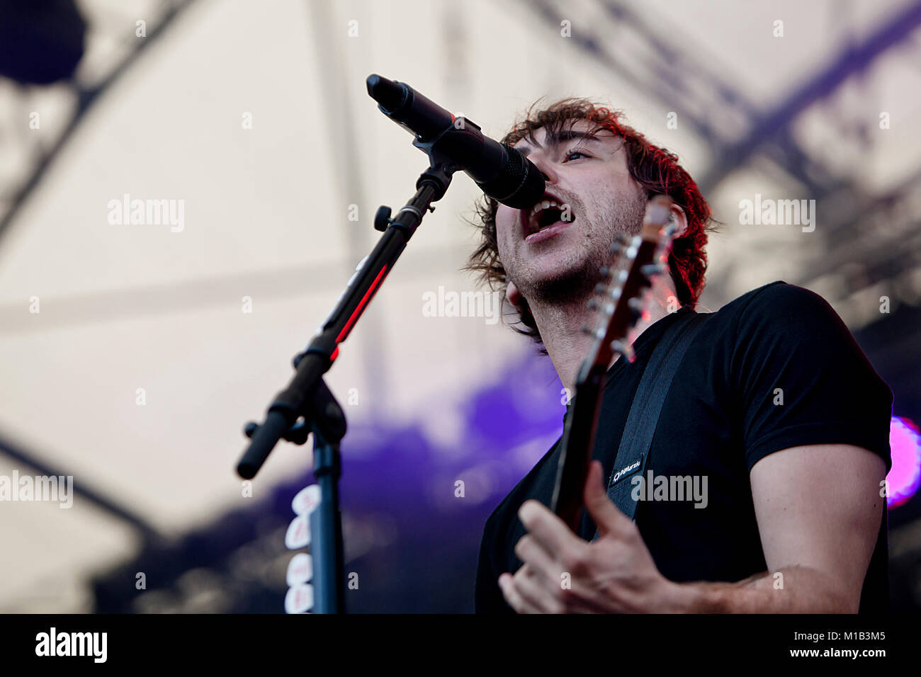 Le groupe de pop punk américain All Time Low effectue un concert live au festival de musique norvégienne Hovefestivalen 2011. Ici chanteur et guitariste Alex Gaskarth est vu sur scène. La Norvège, 28/06 2011. Banque D'Images