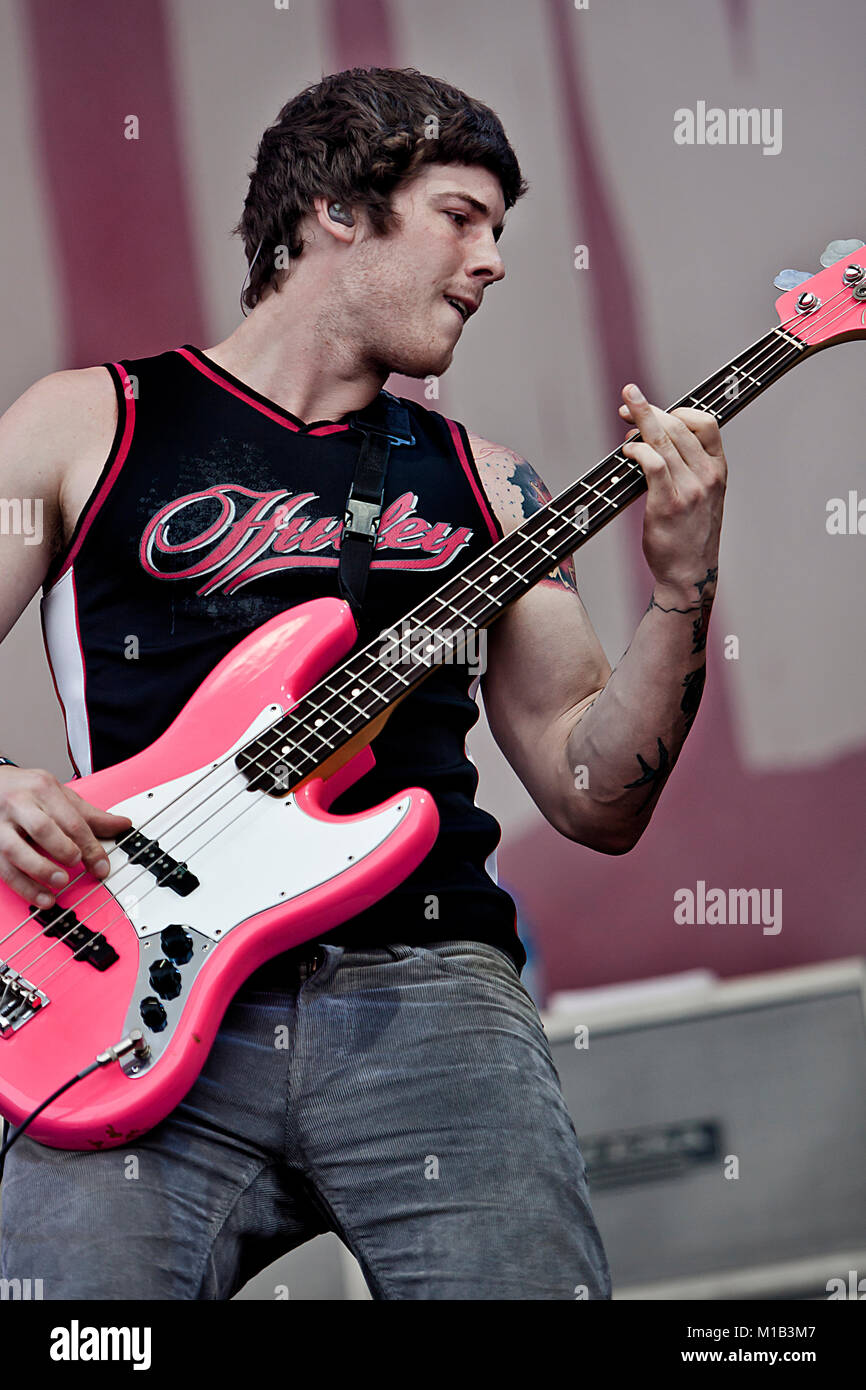 Le groupe de pop punk américain All Time Low effectue un concert live au festival de musique norvégienne Hovefestivalen 2011. Ici bassiste Zack Merrick est vu sur scène. La Norvège, 28/06 2011. Banque D'Images