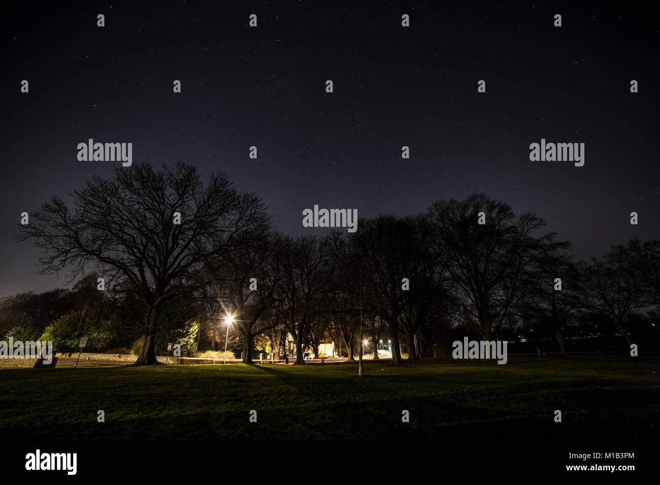 Ciel clair en hiver avec l'étoile qui brille sur Abington, Northampton, Royaume-Uni Banque D'Images