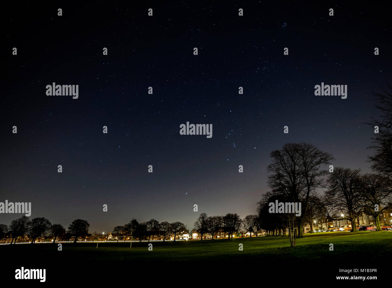 Ciel clair en hiver avec l'étoile qui brille sur Abington, Northampton, Royaume-Uni Banque D'Images
